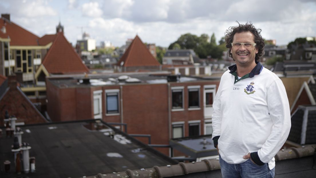 Wim Bulten poseert voor de camera, in 2010