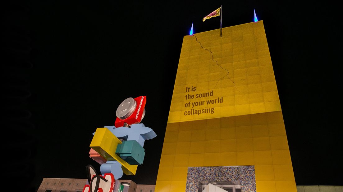Een scheur geprojecteerd op het Groninger Museum