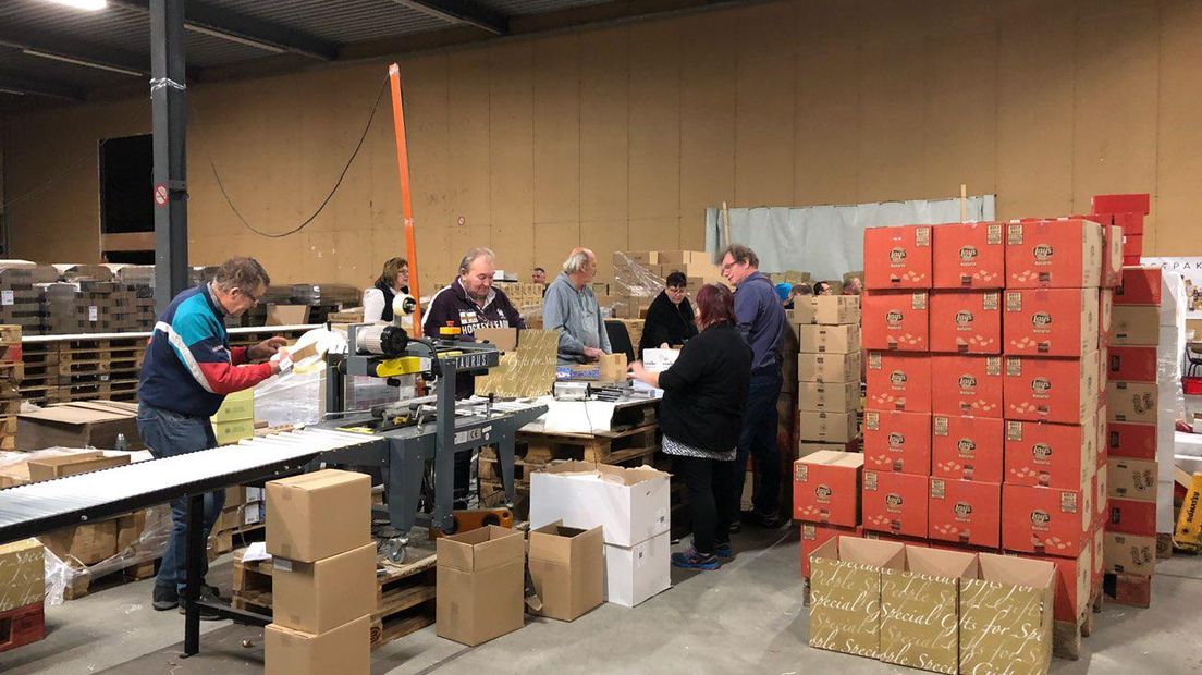 Medewerkers van Alescon pakken kerstpakketten in (Rechten: Ineke Kemper/RTV Drenthe)