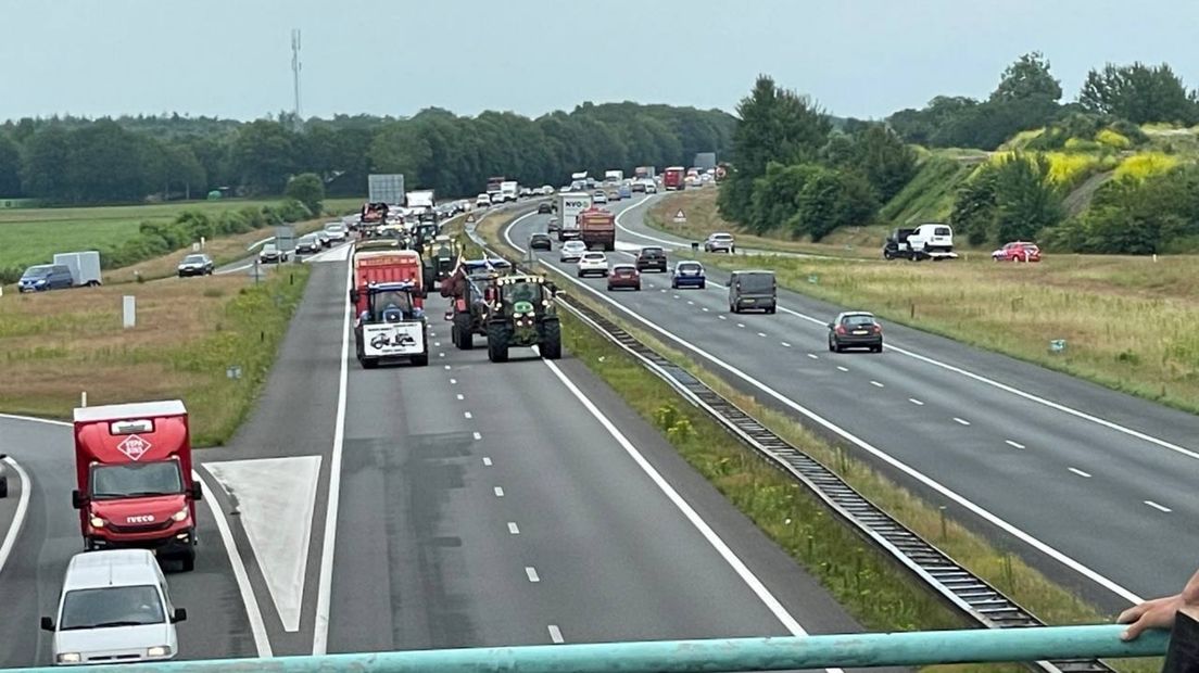 Boeren blokkeren A7 van Drachten naar Leek en Stad