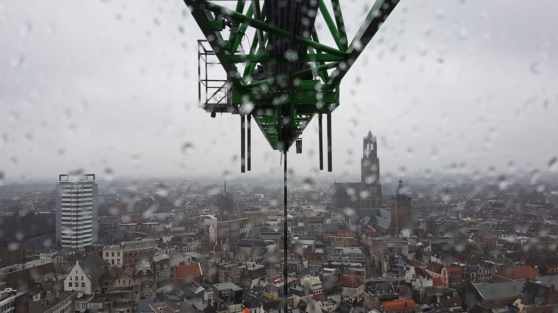 Kraanmachinist Geurt van Roekel ziet vanmiddag vooral veel druppels.