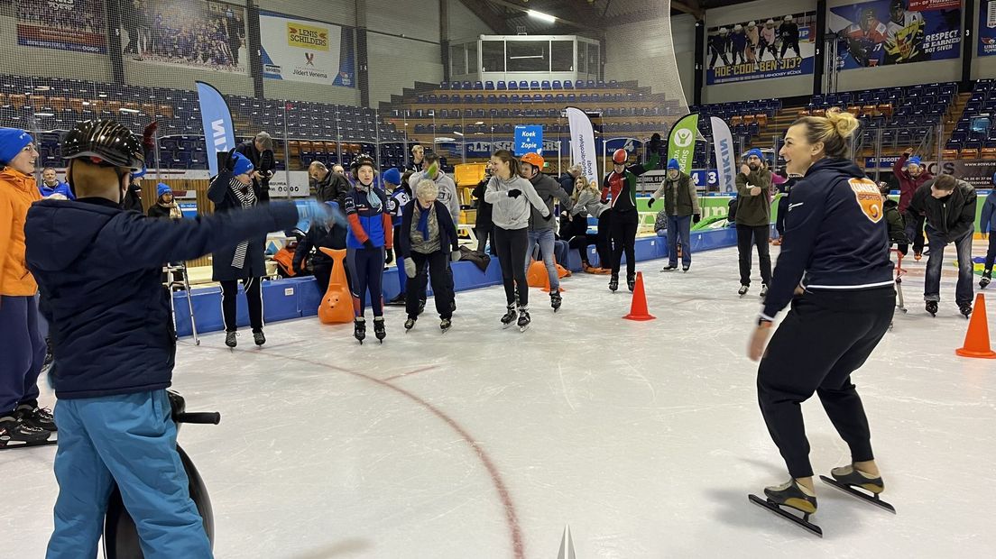 Oud-schaatser Barbara de Loor doet de warming-up