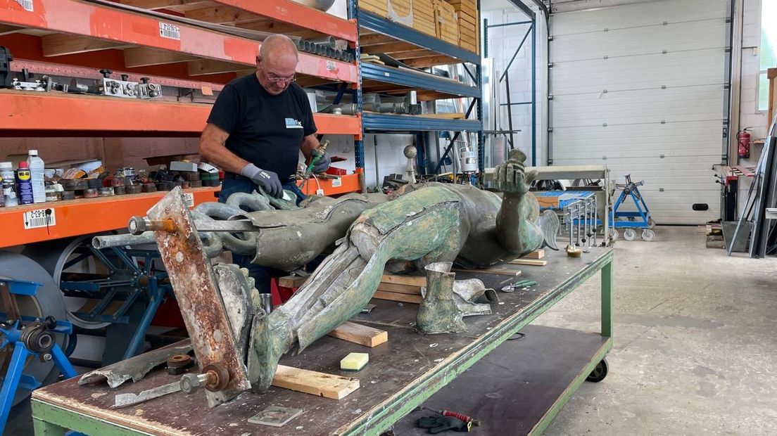 Willem Deknatel aan de restauratie