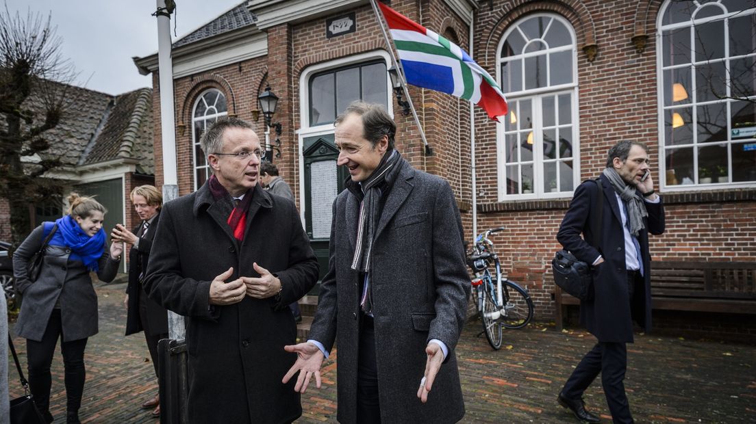 Toenmalig minister van Economische Zaken, Wiebes, op bezoek in Huizinge