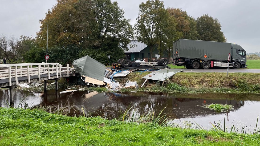 De gekantelde aanhanger met munitie