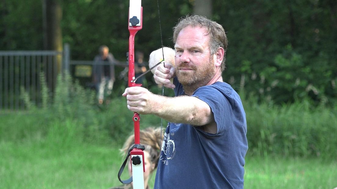 Sportverslaggever Henk Elderman kijkt gespannen toe