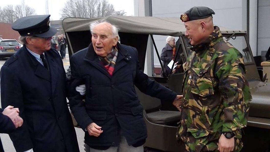 Jaap Rus bij de legerjeep