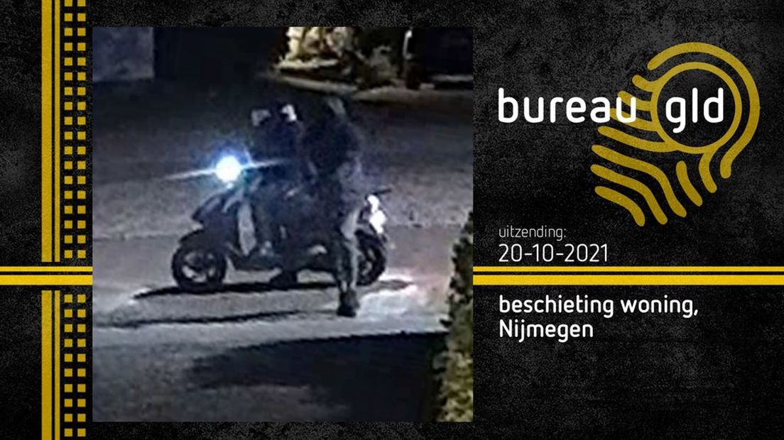 De politie zoekt dit duo op een scooter.