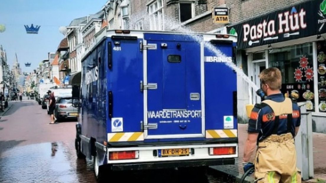 Brandweer houdt geldwagen koel