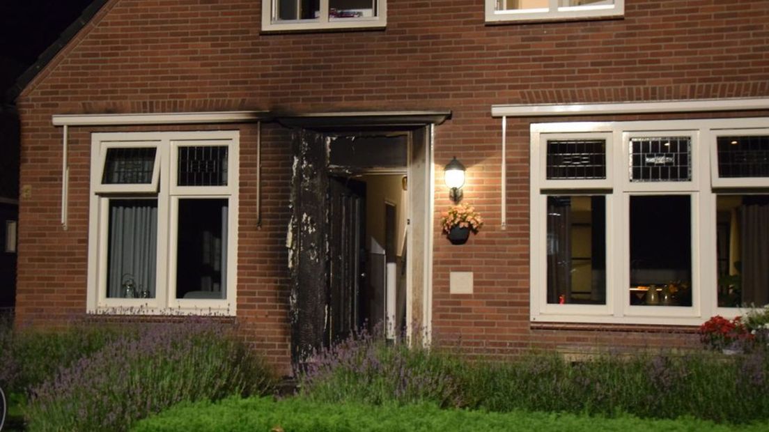 De voordeur van een woning in Hedel is in brand gestoken.