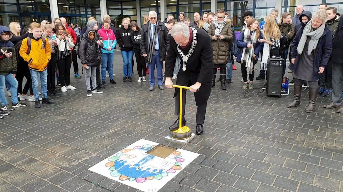 Burgemeester Henk Jan Meijer legt de laatste steen