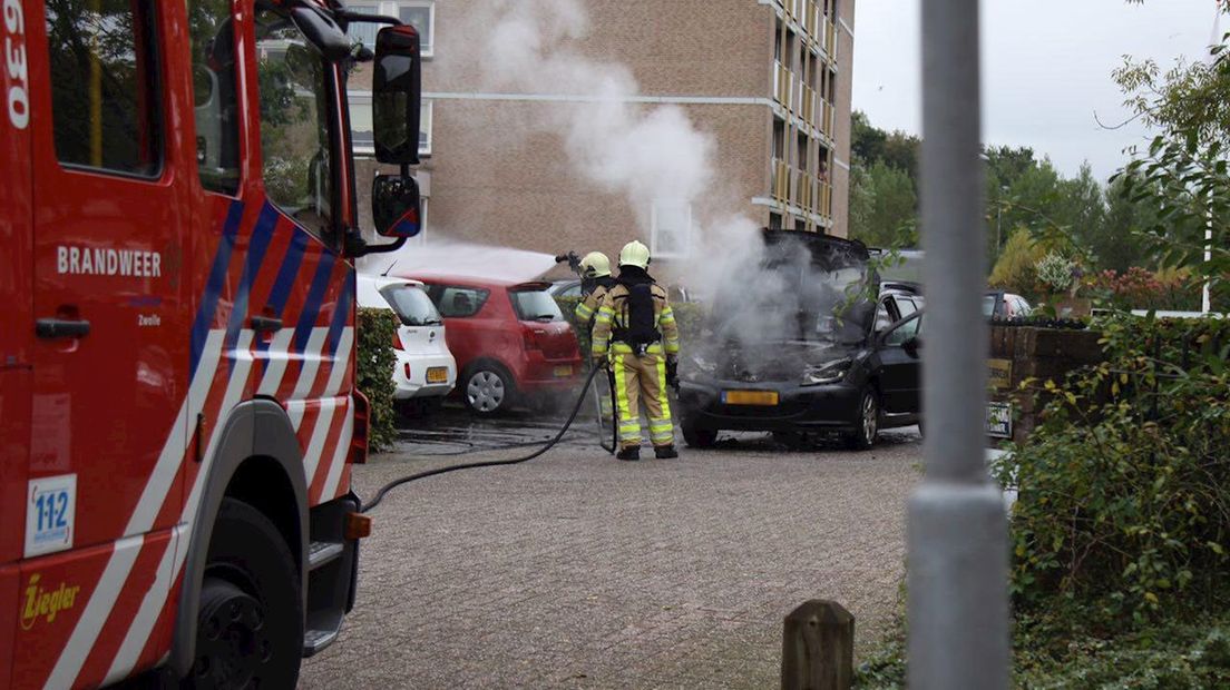 Auto vliegt in brand aan de Jacob van Neckstraat in Zwolle RTV Oost