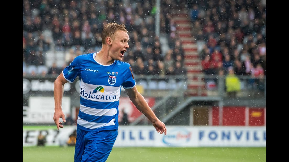 Rick Dekker bejubelt de winnende goal namens PEC bij FC Emmen