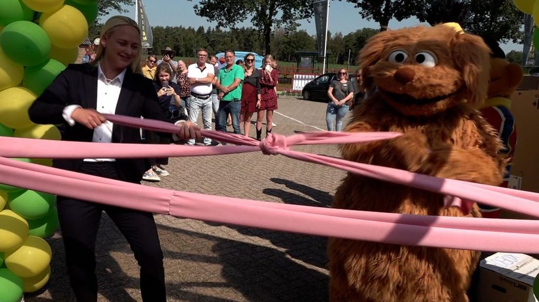 Tommie opent de tentoonstelling in Terschuur