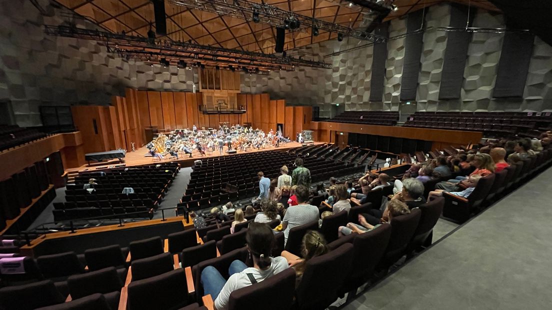 Kinderen op bezoek bij de generale repetitie van het NNO