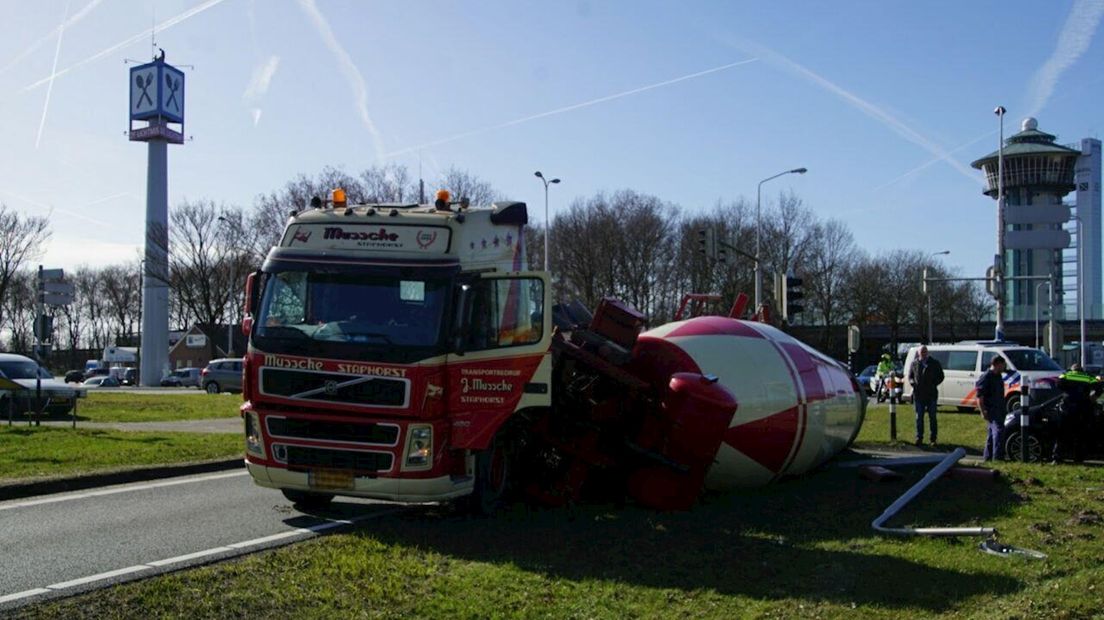 Omgevallen cementwagen zorgt voor verkeershinder
