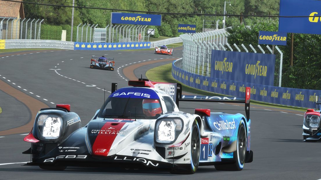 Een Le Mans simrace-auto van het winnende team Rebellion