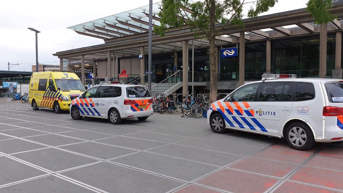 Politieauto's en ambulances na steekpartij op station