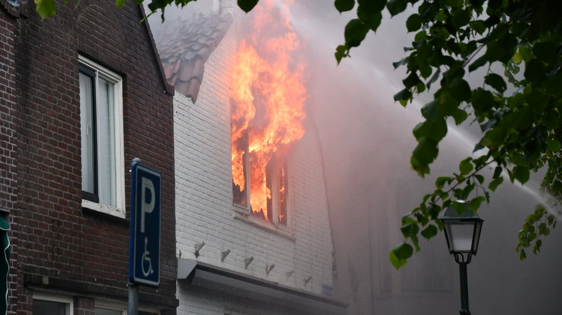 Uitslaande brand in leegstaand pand in Colijnsplaat, Veiligheidsregio stuurt NL-Alert