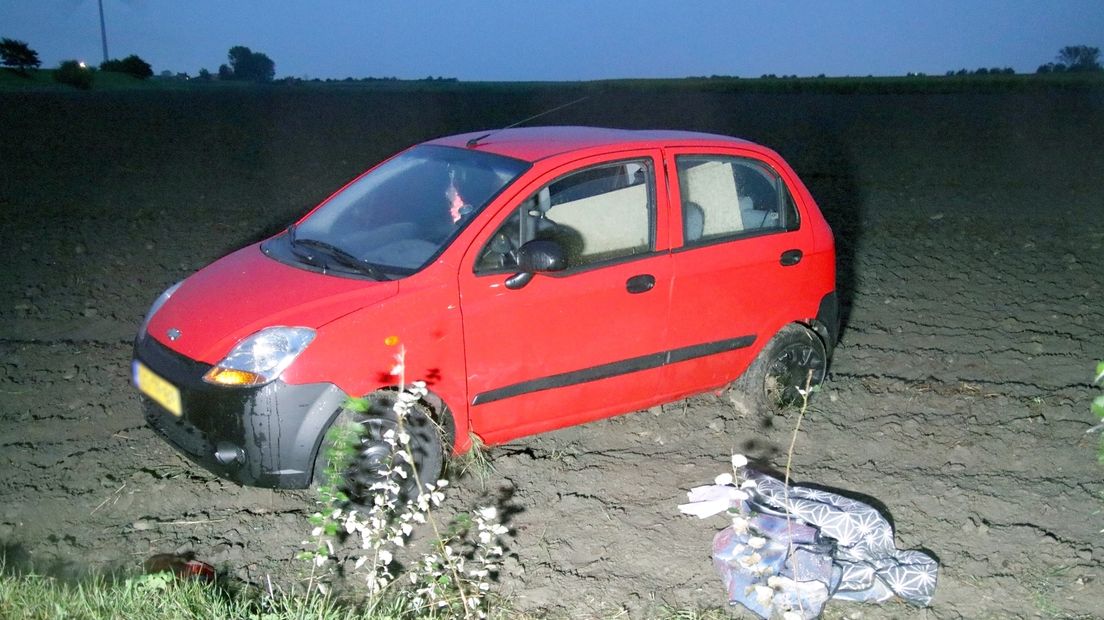 Auto knalt tegen lantaarnpaal en belandt in akker