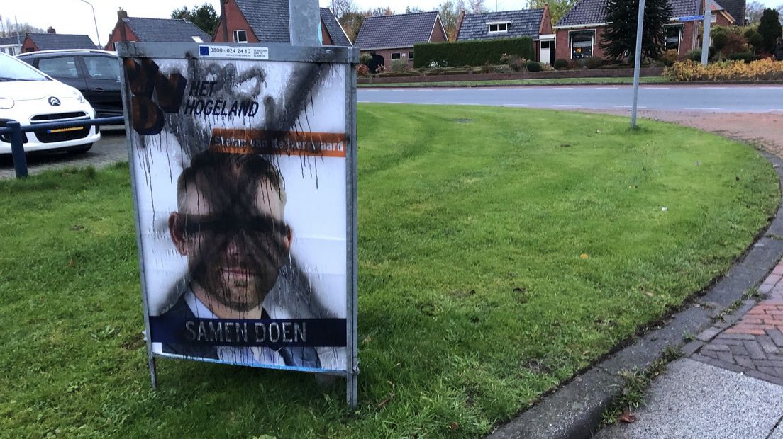 Een van de bekladde posters