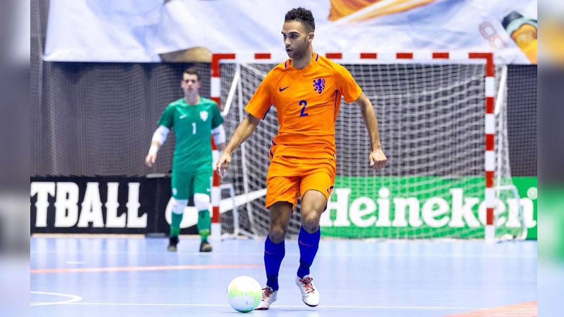 Yoshua St Juste in het shirt van het Nederlands futsalteam