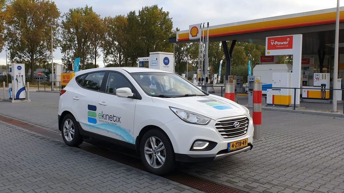 De wagen op waterstof van Jaco Reijerkerk bij het waterstofstation op Kleefse Waard in Arnhem.