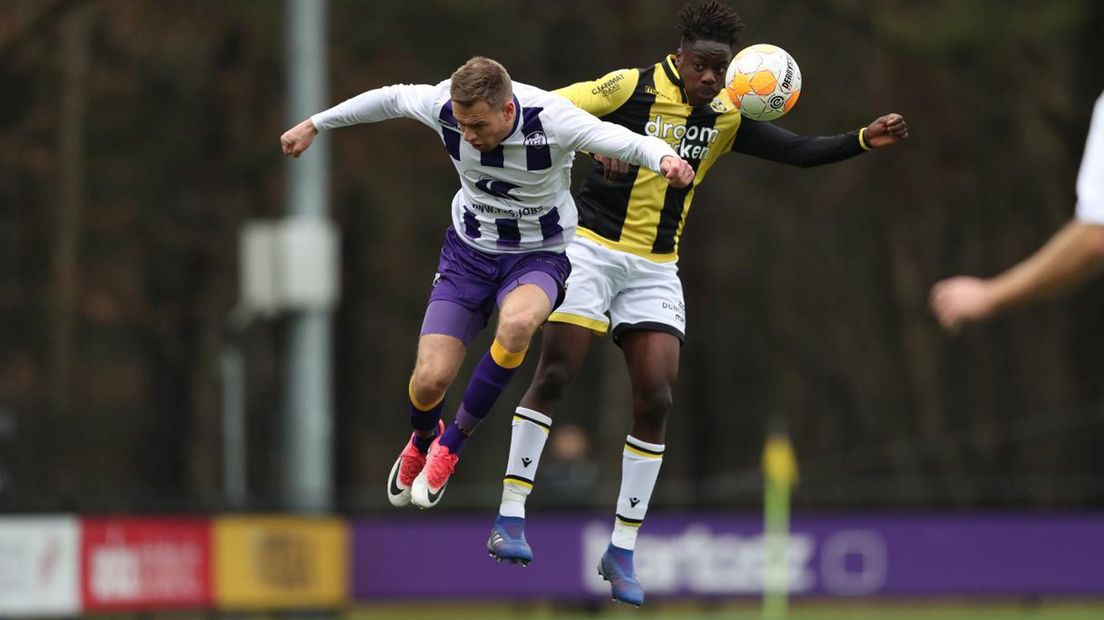 Kopduel tussen Tommy Bekooij van VVSB en Richie Musaba van Jong Vitesse