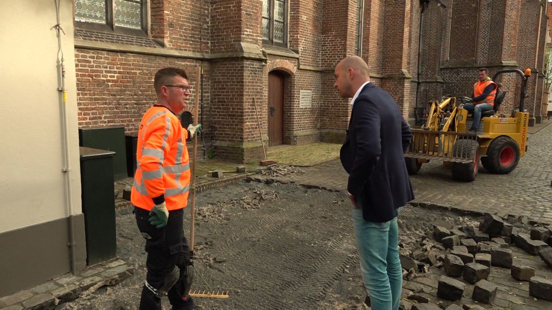 Nog geen vijf jaar liggen de grote keien in de Markt in Hattem. Toch moeten ze al vervangen worden: de voegen bleken te groot, waardoor fietsen en rollators vast blijven zitten. Vandaag was het eindelijk zo ver: na maanden discussiëren werden de eerste stenen weggehaald.