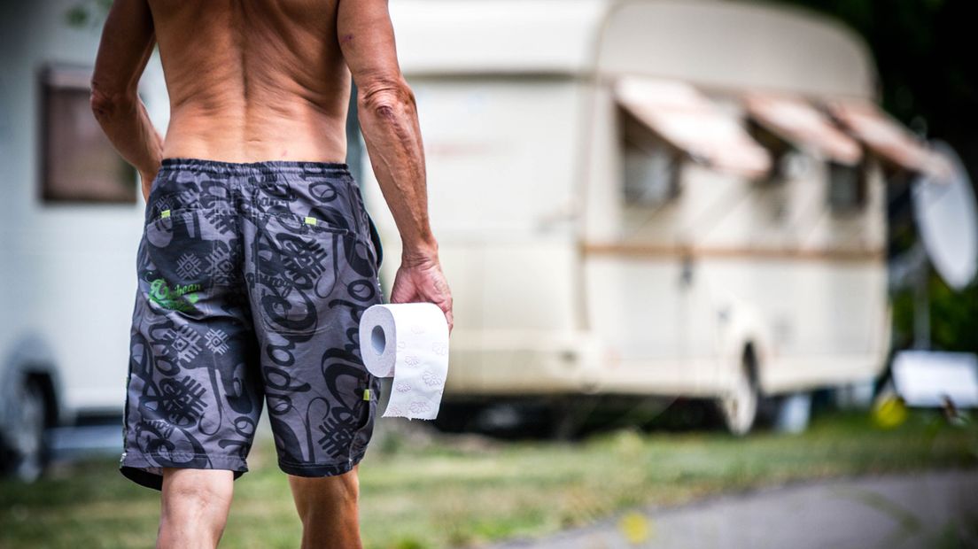 Man op vakantie op de camping.