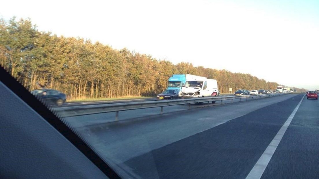 Busje betrokken bij aanrijding A35