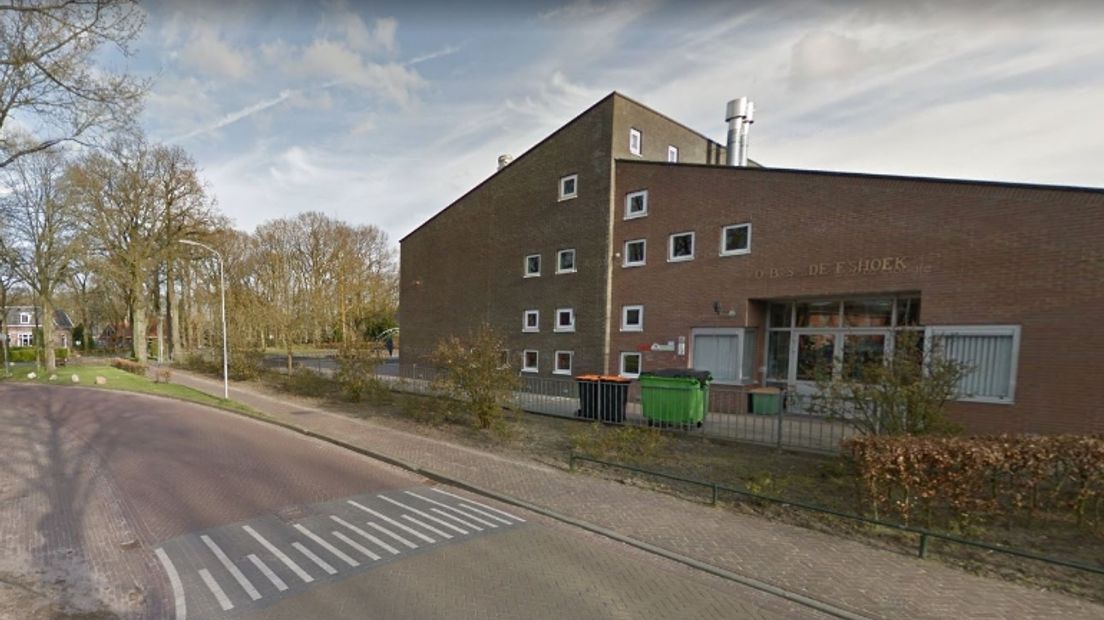 Bij basisschool De Eshoek is al het lood van het dak gestolen (Rechten: Google Streetview)