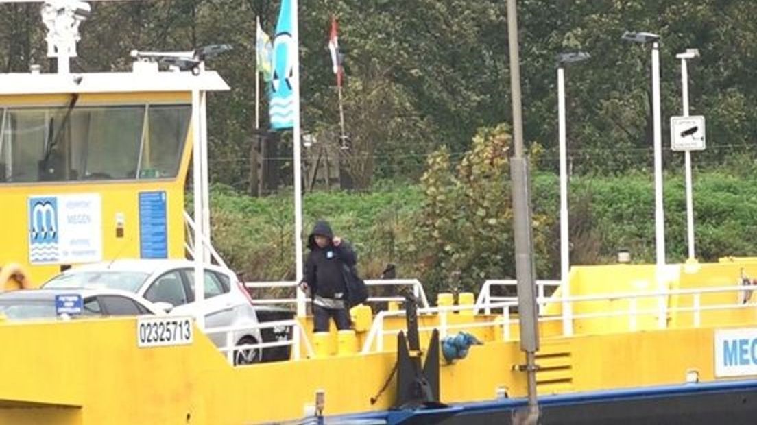 Een veerpont van Stichting De Maasveren.