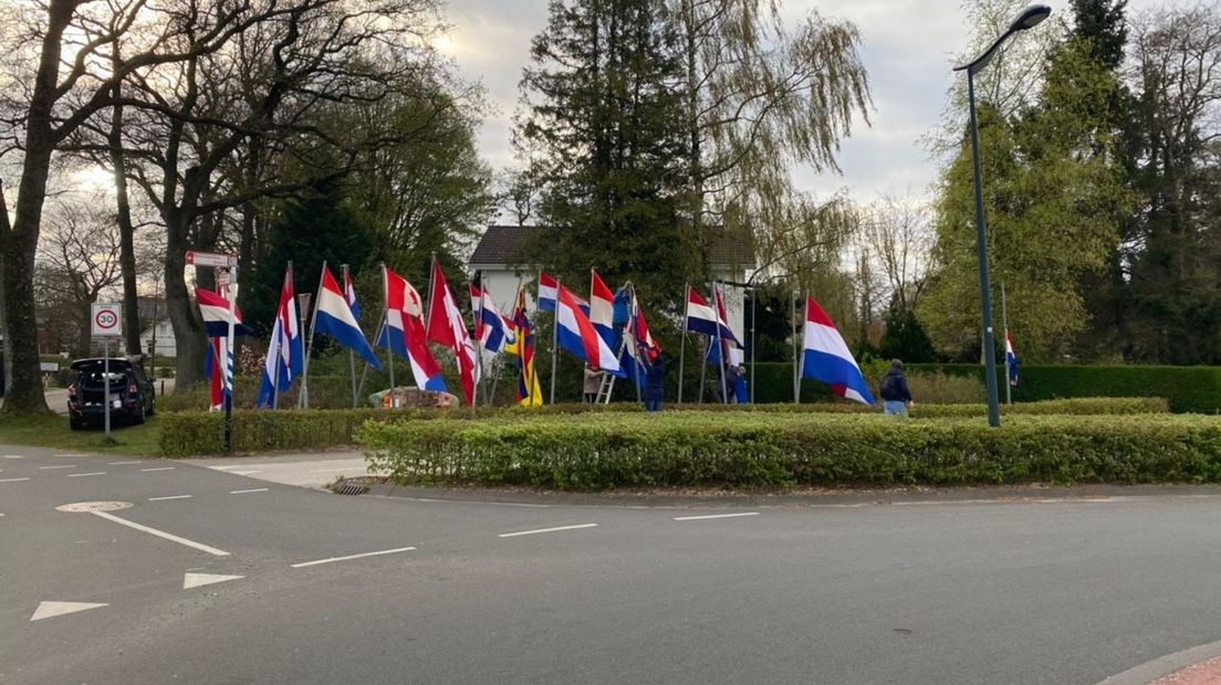 Veertig vlaggen om samen te herdenken in Eelde-Paterswolde - RTV Drenthe