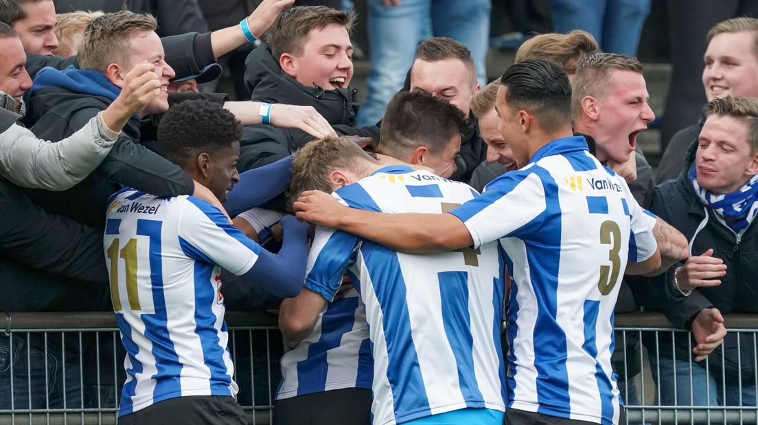Quick Boys-spelers vieren feest met de fans na een doelpunt