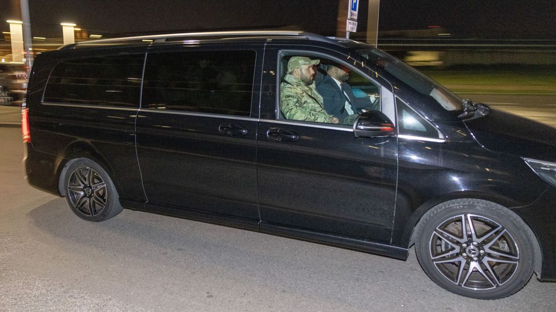 Meerdere busjes volgden Zelensky en zijn gevolg vanaf Schiphol naar Den Haag
