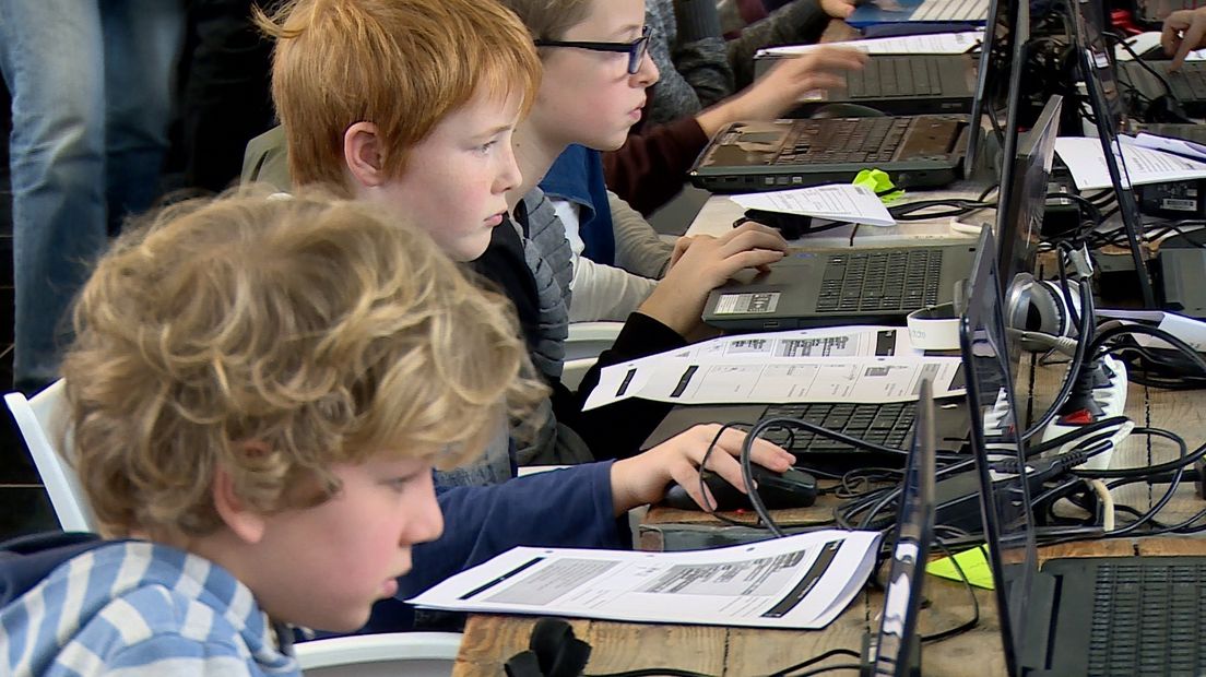 Kinderen geconcentreerd aan het werk