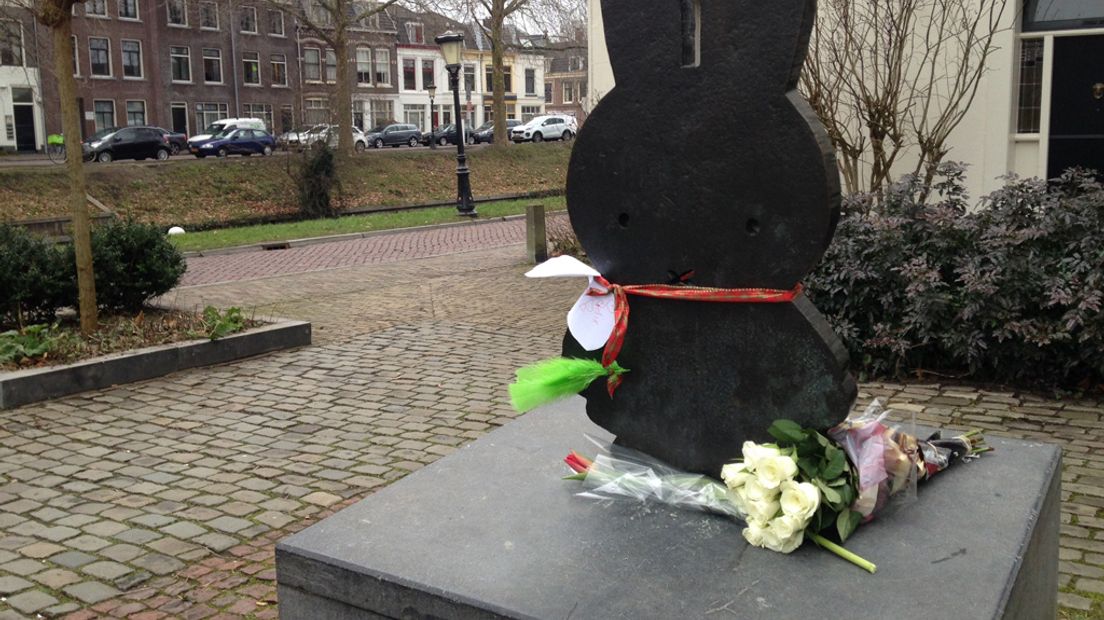 Ook op het Nijntje Pleintje zijn bloemen neergelegd.