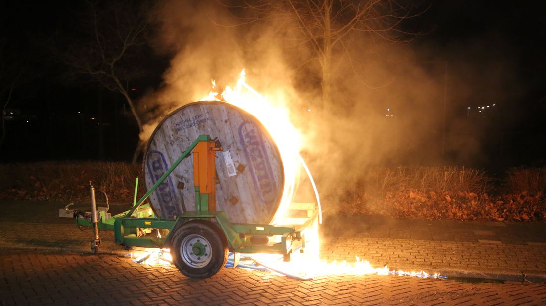 Brandende haspelwagen in Voorburg