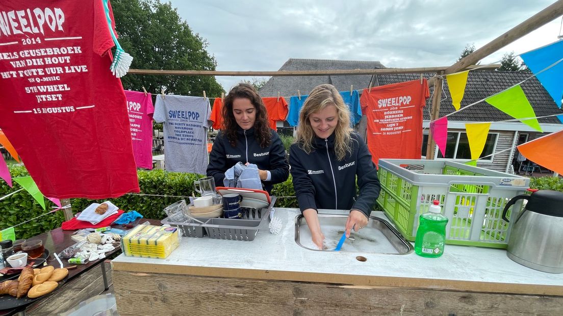 Ludieke recordpoging Sweelpop gelukt: 'Afwassen in de nacht was pittig' - RTV Drenthe