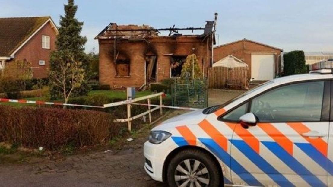 De uitgebrande woning in Hedel na een aanslag.