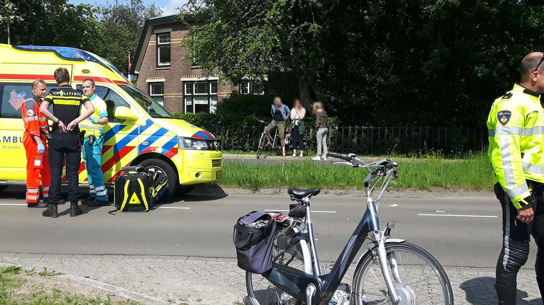 De fietser is zwaargewond afgevoerd naar het ziekenhuis  (Rechten: Persbureau Meter)