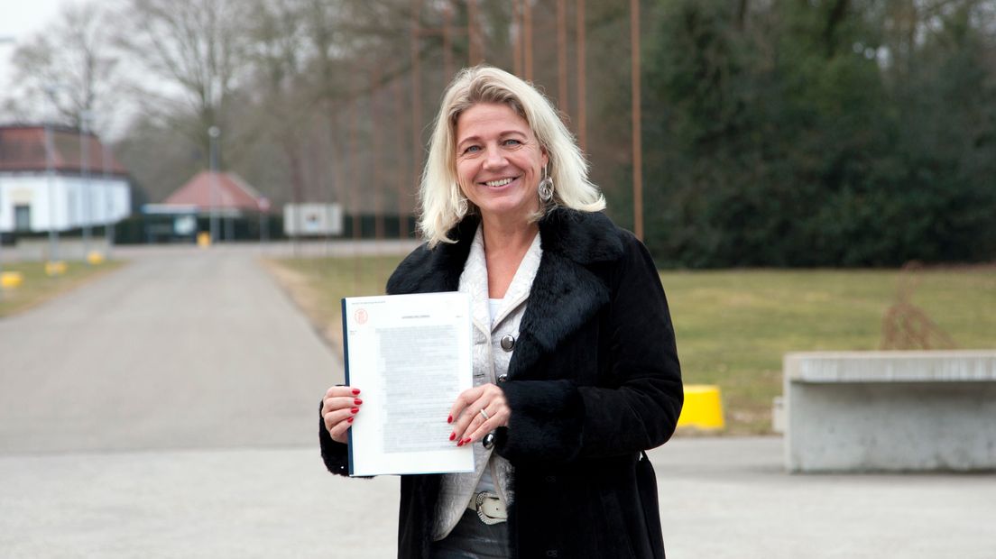 Wethouder Nina Hofstra met de akte van levering (Rechten: gemeente Tynaarlo)