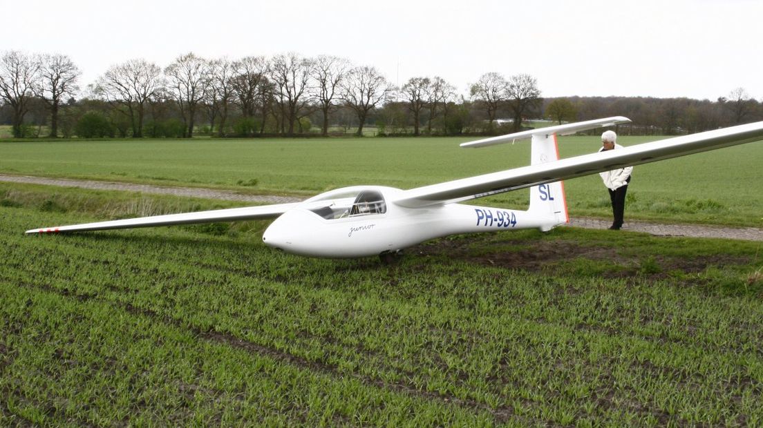 Zweefvliegtuig maakt noodlanding - RTV Drenthe