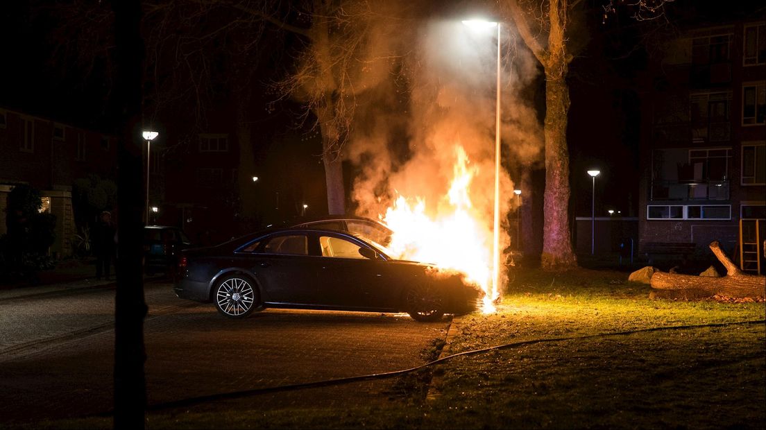 Twee peperdure bolides gaan in vlammen op in Deventer