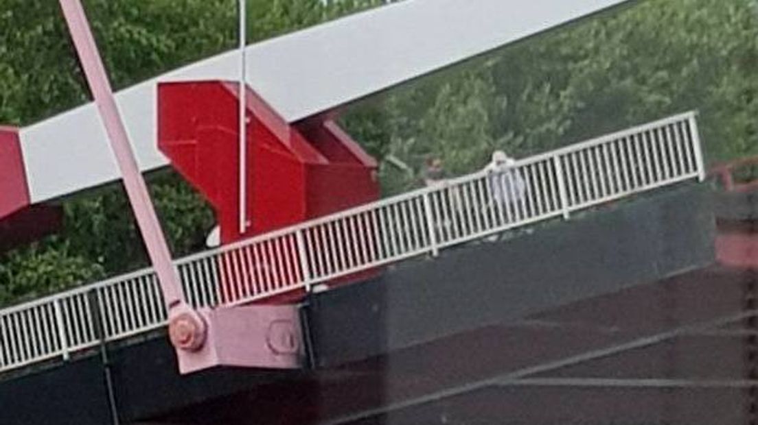 Sloebrug in Vlissingen gaat omhoog met vrouw erop