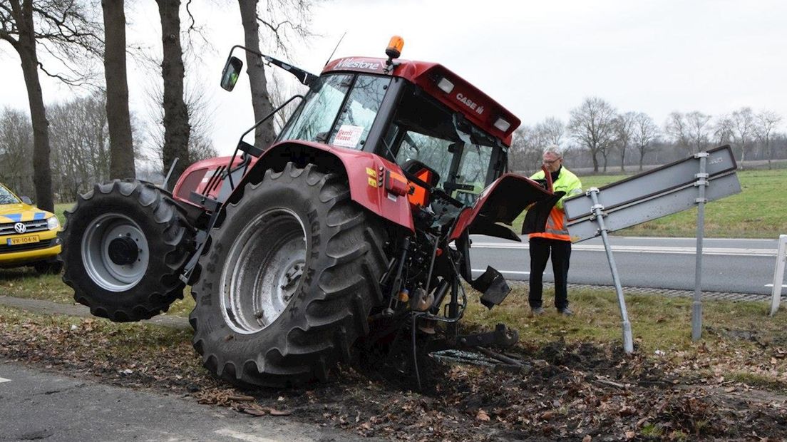 Tractor botst tegen boom in Hardenberg