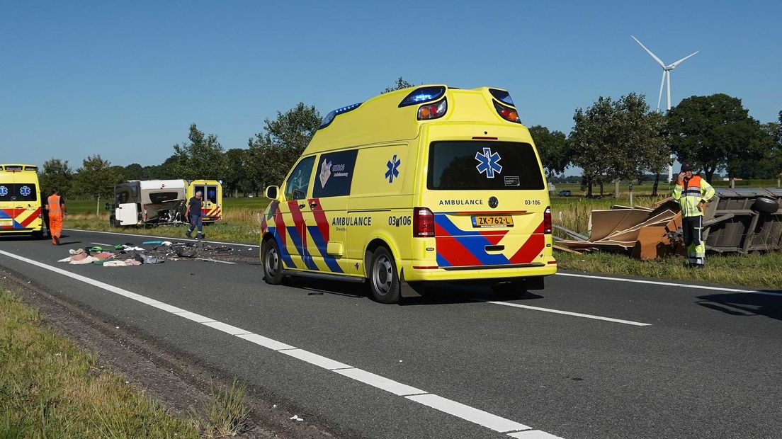 Ongeluk met camper en aanhangwagen op N33 bij Gieterveen - RTV Drenthe