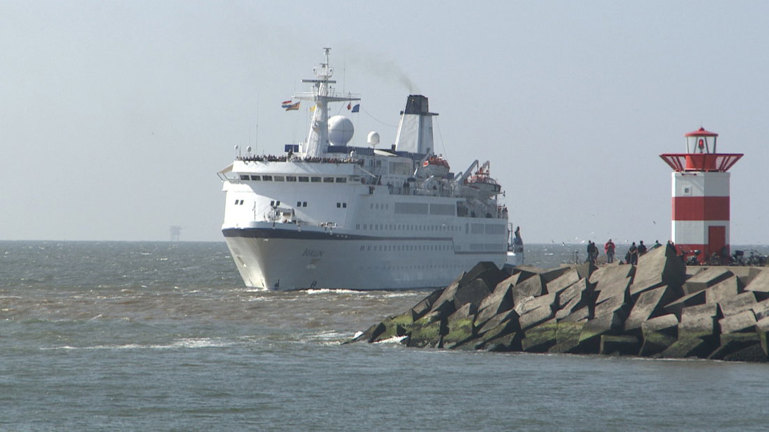 Cruiseschip Berlin vaart de Scheveningse haven binnen 
