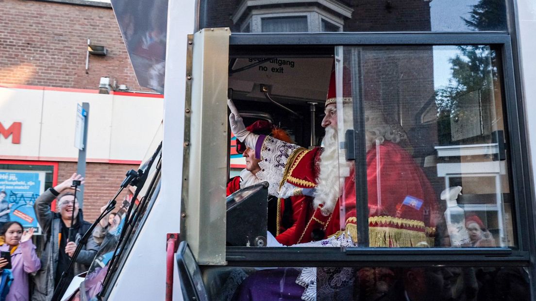 Sinterklaas bestuurt de tram zelf